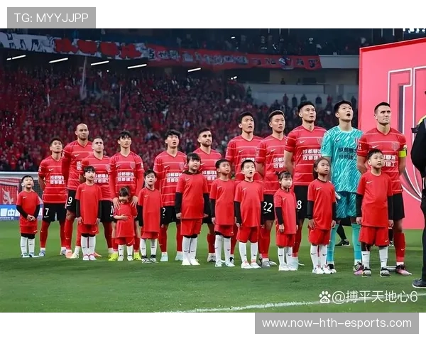 球员赛后穿插对手球迷看台致意，被称高情商